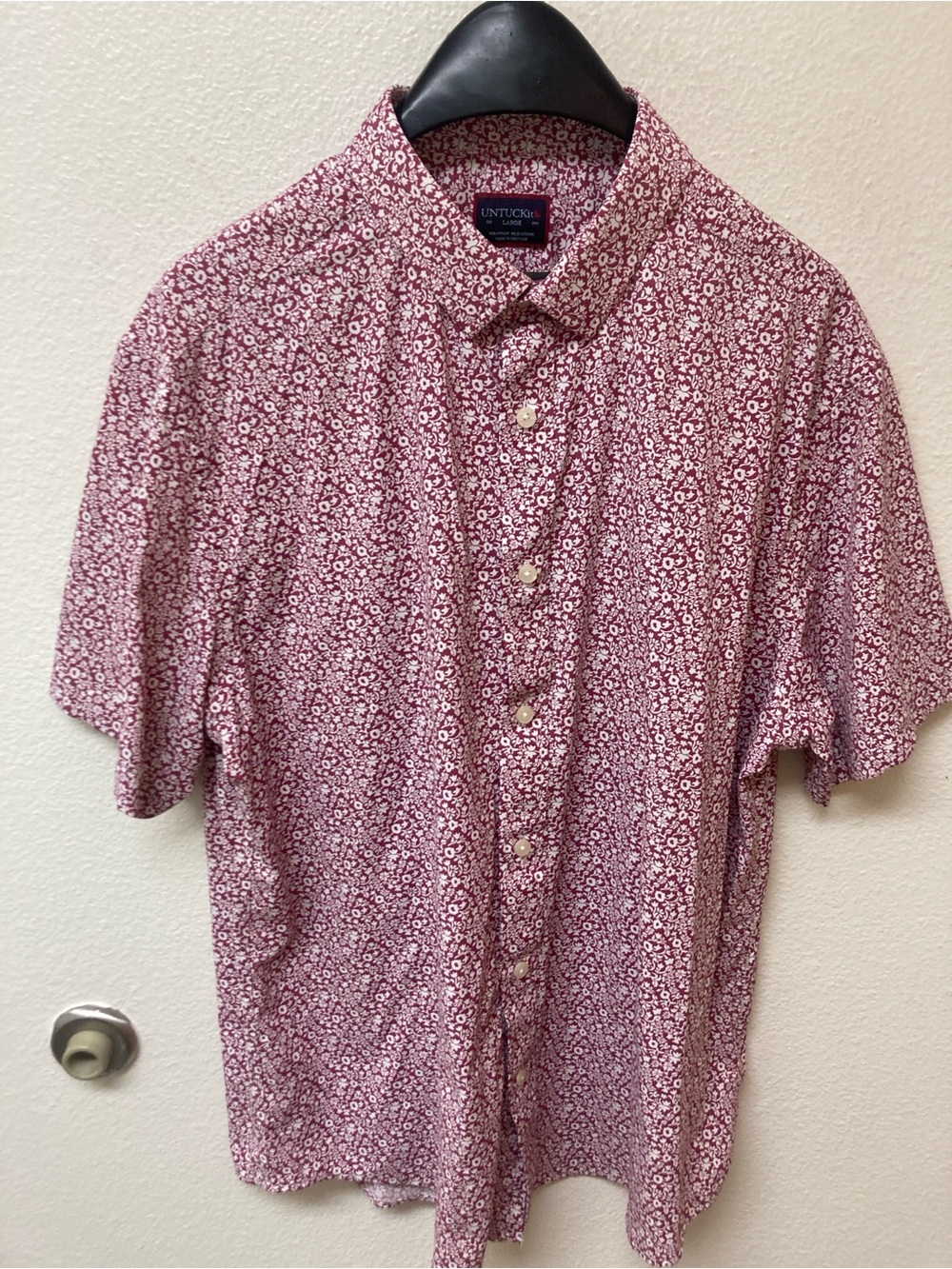 UNTUCKit Men’s “Chaddsford” Berry Floral short Sleeved Shirt (L)